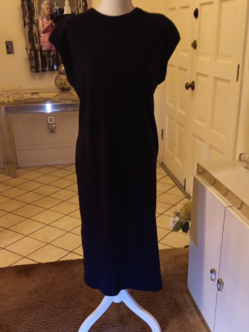 Elegant Black Cap-Sleeve Midi Dress by